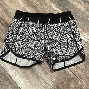 Ivivva -Girls Shorts- Black and White- Size 12